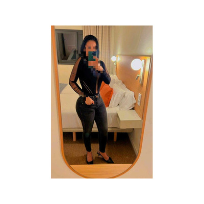 LATINA CON CURVAS ENCANTADORAS