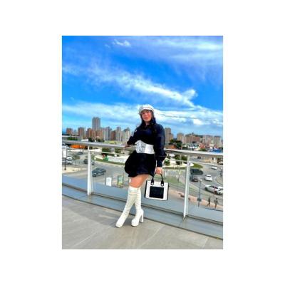 CELESTE, COLEGIALA EN BUSCA DE PROFESOR