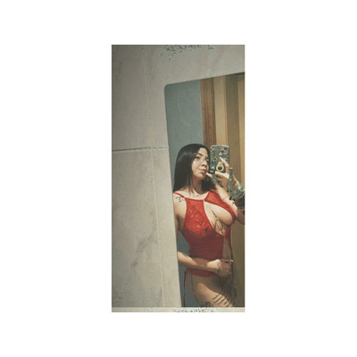 jovencita delgadita y tatuada saca leche