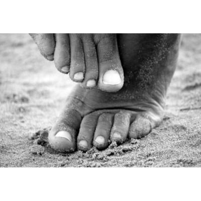 MIS PIES SE ENCARGARAN DE TU POLLA DURA