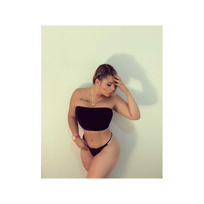 acompañante muy complaciente de mente abierta