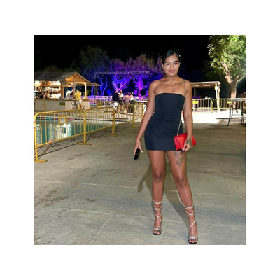 MORENA ARDIENTE CON CUERPO DE LOCURA, SALIDAS