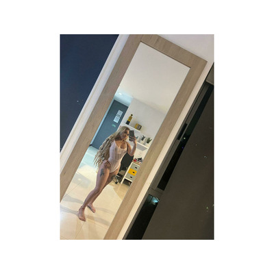 HERMOSA JOVEN RUBIA DE MENTE ABIERTA