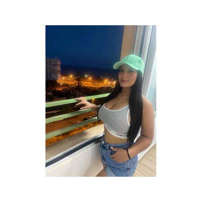 mujer hermosa de vacaciones por valencia