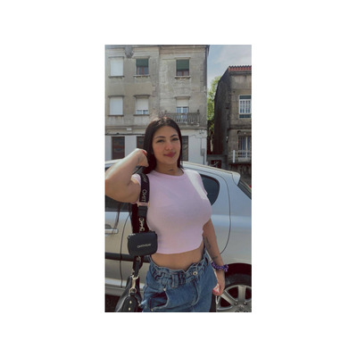 mujer hermosa de vacaciones por valencia