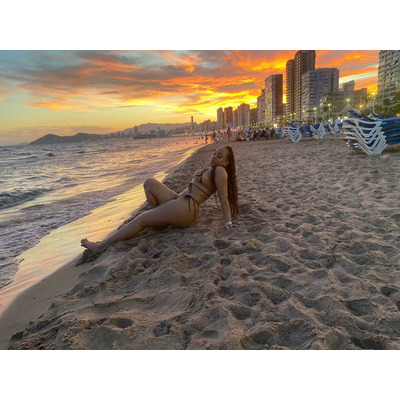 ENCANTADORA CHICA, EN TORREVIEJA. . SALIDAS