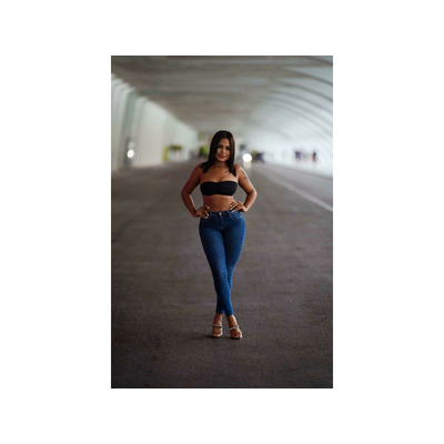 HERMOSA LATINA JOVEN Y JUGUETONA