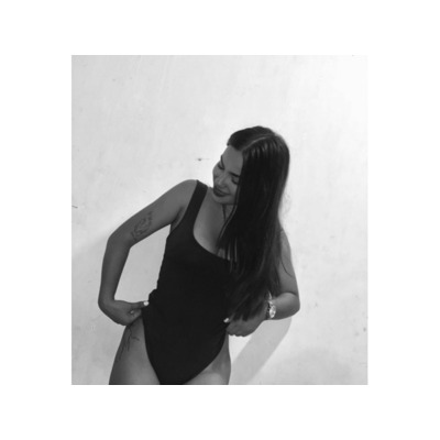 JOVENCITA CALIENTE Y HUMEDA /SALIDAS