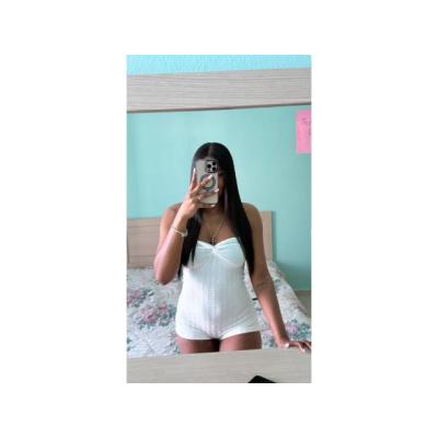 QUIERO TENER TU POLLA DURA ENTRE MIS PIERNAS.