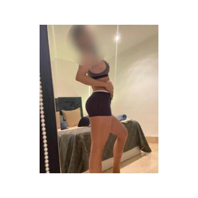 MUJER CANDENTE CON CUERPO DELGADO