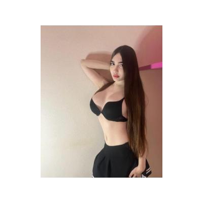 BELLA SENSUAL Y CARGADA DE LECHE