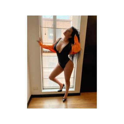 CHICA CON BELLEZA Y LUJURIA