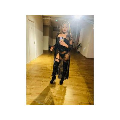 CHICA CON GRAN POLLA FUERTE