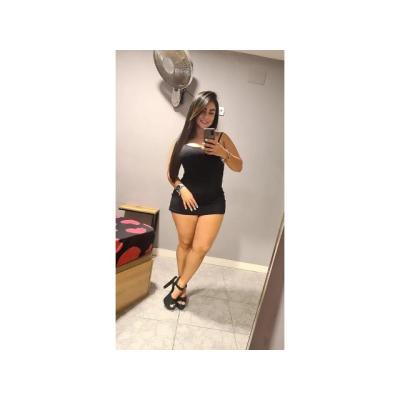 ATRACTIVA, ENCANTADORA Y COMPLACIENTE