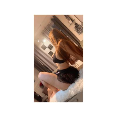 MUJER CANDENTE CON CUERPO DELGADO