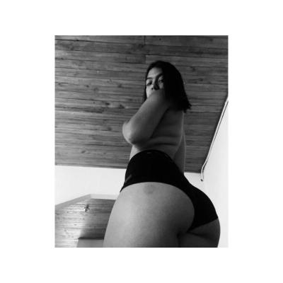 JOVENCITA NINFOMANA CON GANAS DE POLLA