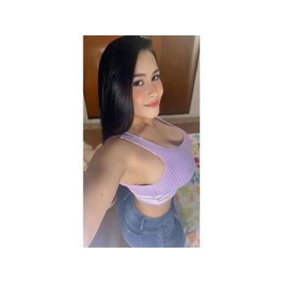 Jovencita de pechos naturales y piel suave