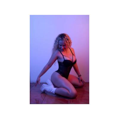 PON ME EN CUATRO Y PENETRAME FUERTE