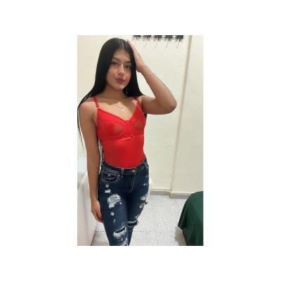 ATRACTIVA Y TIERNA JOVEN DE CUERPO HERMOSO