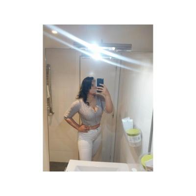 CORAL HERMOSA MUJER CON DELICIOSAS CURVAS