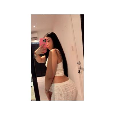 Latina fiestera adicta a la leche