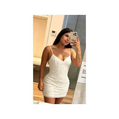 Joven latina fiestera adicta a la leche
