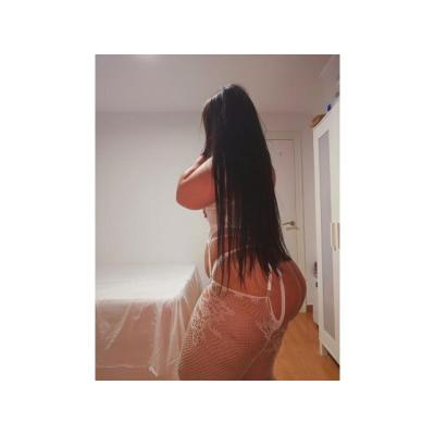 NIÑATA JUGUETONA CON GANAS DE CARICIAS