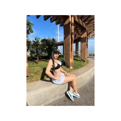 LATINA CON CUERPO DE DIOSA . . . . .