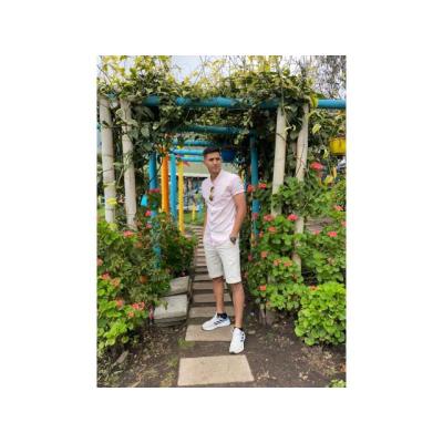 Colombiano 23 años , alto , guapo