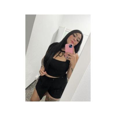 Hermosa muñeca cariñosa y ardiente