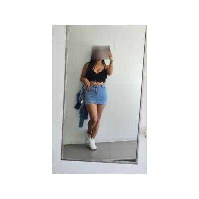 COMPLACIENTE MUJER LATINA