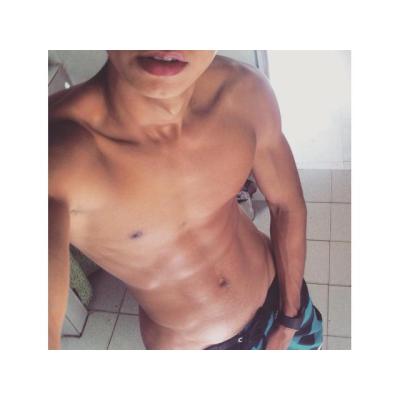 Chaval guapete morboso y juguetón