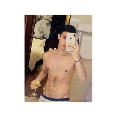 Chaval guapete morboso y juguetón