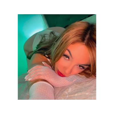 RUBIA ARDIENTE CON GANAS DE SEXO DURO