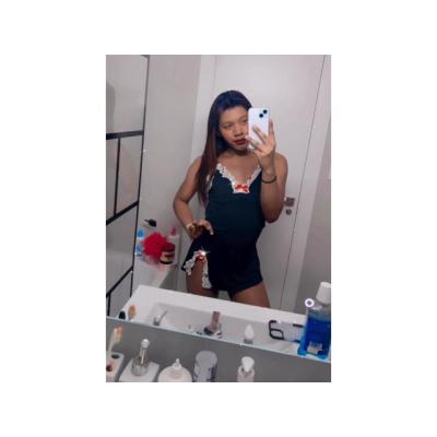 Isabel, jovencita detráns de la sala reset
