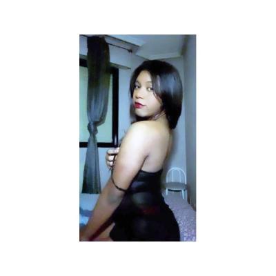 Isabel, jovencita detráns de la sala reset