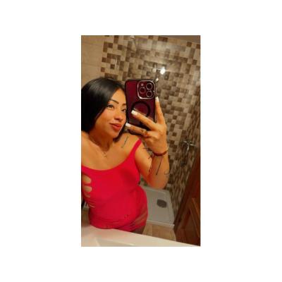 JOVEN  COMPLACIENTE E IMPLICADA