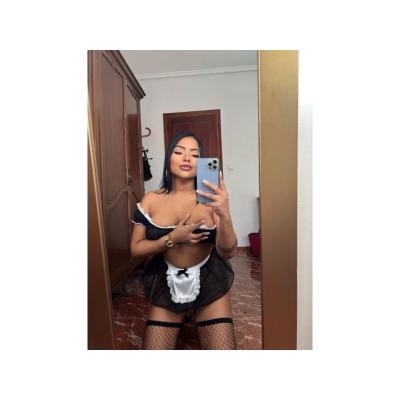 HERMOSA Y JUGUETONA MUJER EN LA CIUDAD