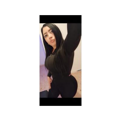 DISPUESTA A COMPLACER TUS DESEOS