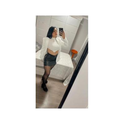 HERMOSA MUJER DIVERTIDA MUY FIESTERA