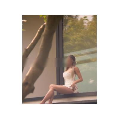 MUJER ENTREGADA FIESTERA