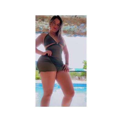 Rubia sexy ardiente sin tabúes, muy fiestera