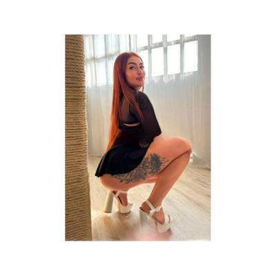 DANIELA COLOMBIANA PELIROJA