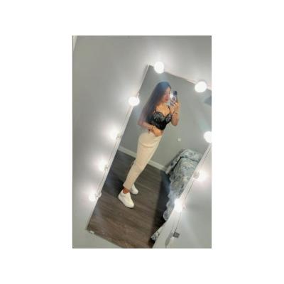 Mia joven de mente abierta sin tabúes