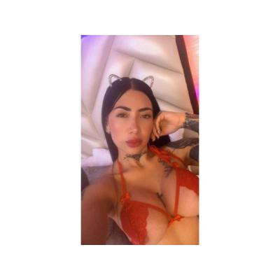 Tu chica traviesa cachonda y caliente