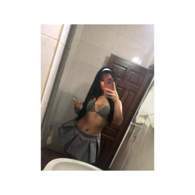 toda una perrita en la cama