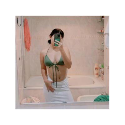 (i) EMILLY COLEGIALA SUPER CARIÑOSA DE 18