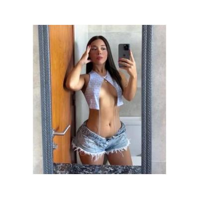 Lorena una latina de curvas naturales /