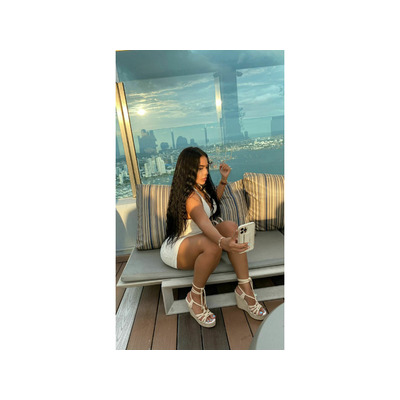 KATRINA MUY COMPLACIENTE