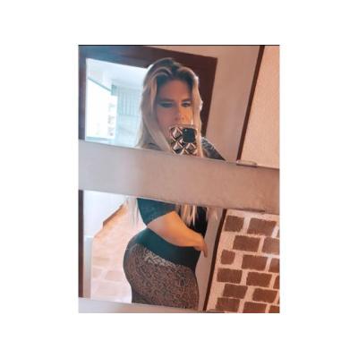 VICKY LA BOMBON LA ÚNICA LA INIMITABLE